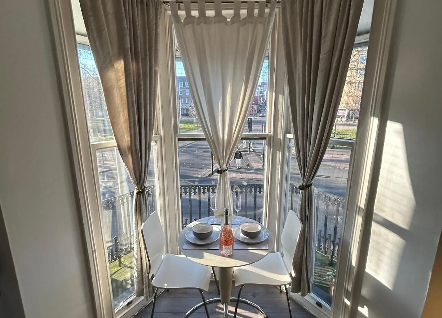Spacious Central Brighton Apartment contacts